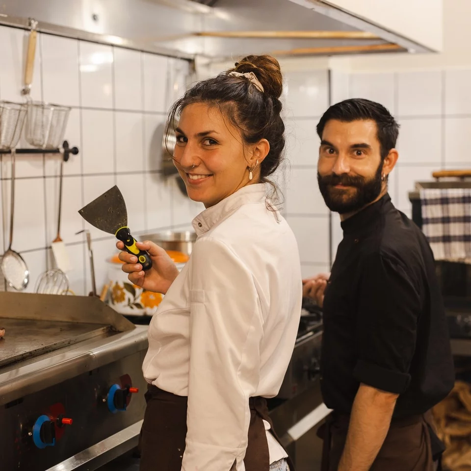 Η Αγάπη Μιχελή -η σεφ της «Λόντζας»- και ο Αλέξανδρος Κωτσαλάς / Φωτογραφία: lontza.tis.geitonias/Instagram