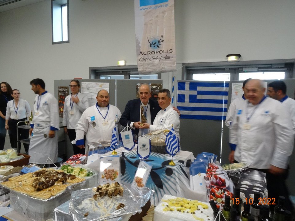 Κάποια μέλη της Λέσχης Αρχιμαγείρων Αττικής Ακρόπολις στο ελληνικό περίπτερο