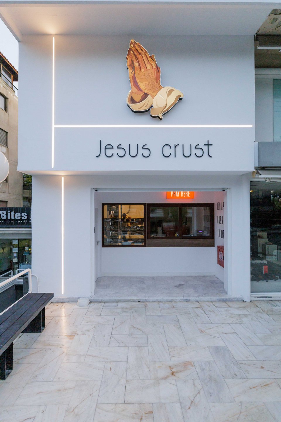 Η πρόσοψη του Jesus Crust με τα χαρακτηριστικά χέρια του Dürer / Zak Viemon