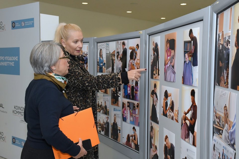 Έκεθση φωτογραφιών από τις δράσεις του Κοινωνικού Κομμωτηρίου
