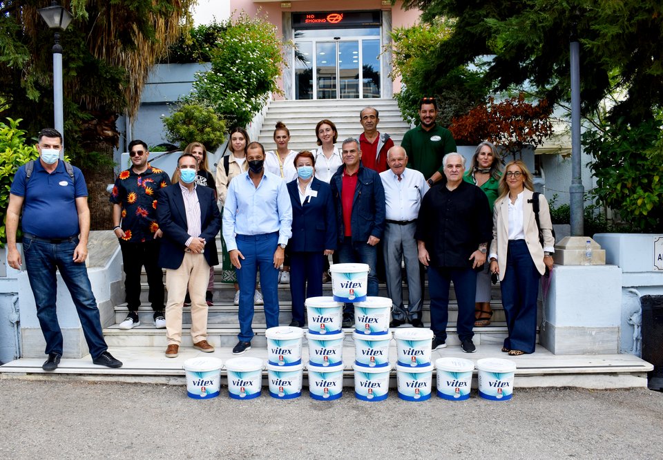 Οι χρωμοδότες: ΣΥΜΕΩΝΑΚΗΣ ΒΑΣ.ΜΑΡΚΟΣ, ΑΛΕΞΟΠΟΥΛΟΥ Ε. &amp; ΣΙΑ&nbsp; ΟΕ, ΜΙΧΑΛΟΠΟΥΛΟΣ ΖΗΣ.ΠΑΝΑΓΙΩΤΗΣ, ΑΝΤΩΝΟΠΟΥΛΟΙ Α. ΑΦΟΙ Ο.Ε., ΣΚΟΠΕΛΙΤΗΣ ΓΕΩΡΓΙΟΣ ΤΟΥ ΕΥΣΤΡΑΤΙΟΥ, ΜΑΙΣΟΓΛΟΥ Κ.ΜΟΝΟΠΡΟΣΩΠΗ ΕΠΕ παρέδωσαν 50 λίτρα χρώματος Vitex with Vairo, στο Νοσοκομείο Παίδων «Η ΑΓΙΑ ΣΟΦΙΑ» και 100 λίτρα στο Γ.Ν.Παίδων Αθηνών «Π.&amp;Α. ΚΥΡΙΑΚΟΥ». 