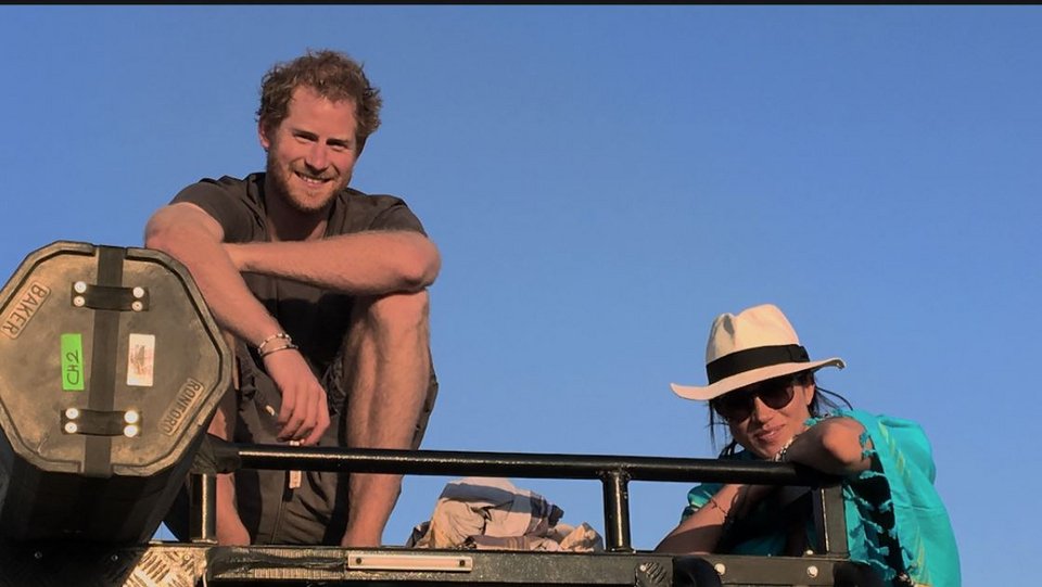 Οταν ο Χάρι γνώρισε καλύτερα τη Μέγκαν: στο πρώτο τους ταξίδι με σκηνή στην Μποτσουάνα