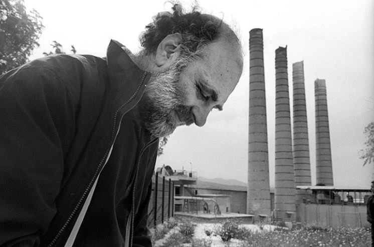 Ο Φίλιππος Κουσαφτής επιστρέφει στην Ελευσίνα μετά την Αγέλαστο Πέτρα με το ντοκιμαντέρ «Ελευσίνιοι»