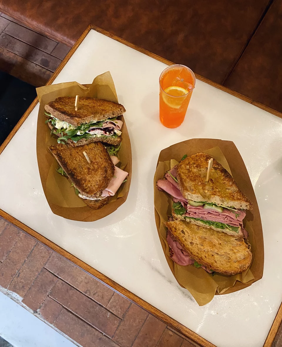 Φρυγανισμένο τραγανό ψωμί με προζύμι από το Kora Bakery με πλούσιες στρώσεις αλλαντικών στο Borghese.