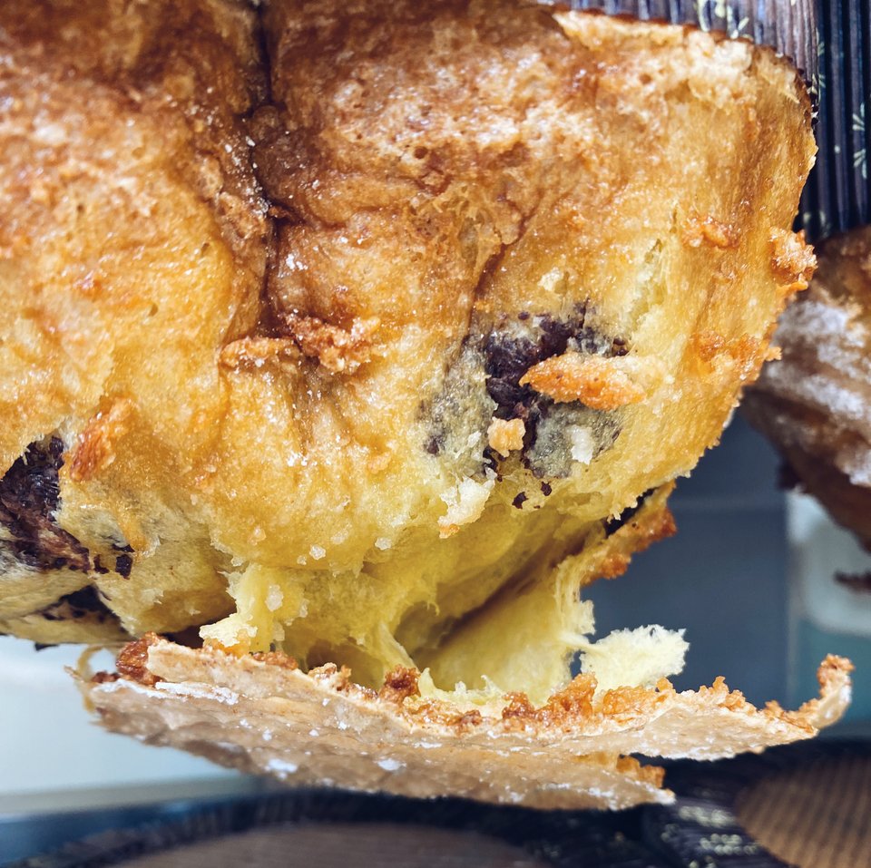 Λαχταριστό πανετόνε κρεμασμένο ανάποδα στις ράγες, πριν γαρνιριστεί και μπει στο κουτί του. 