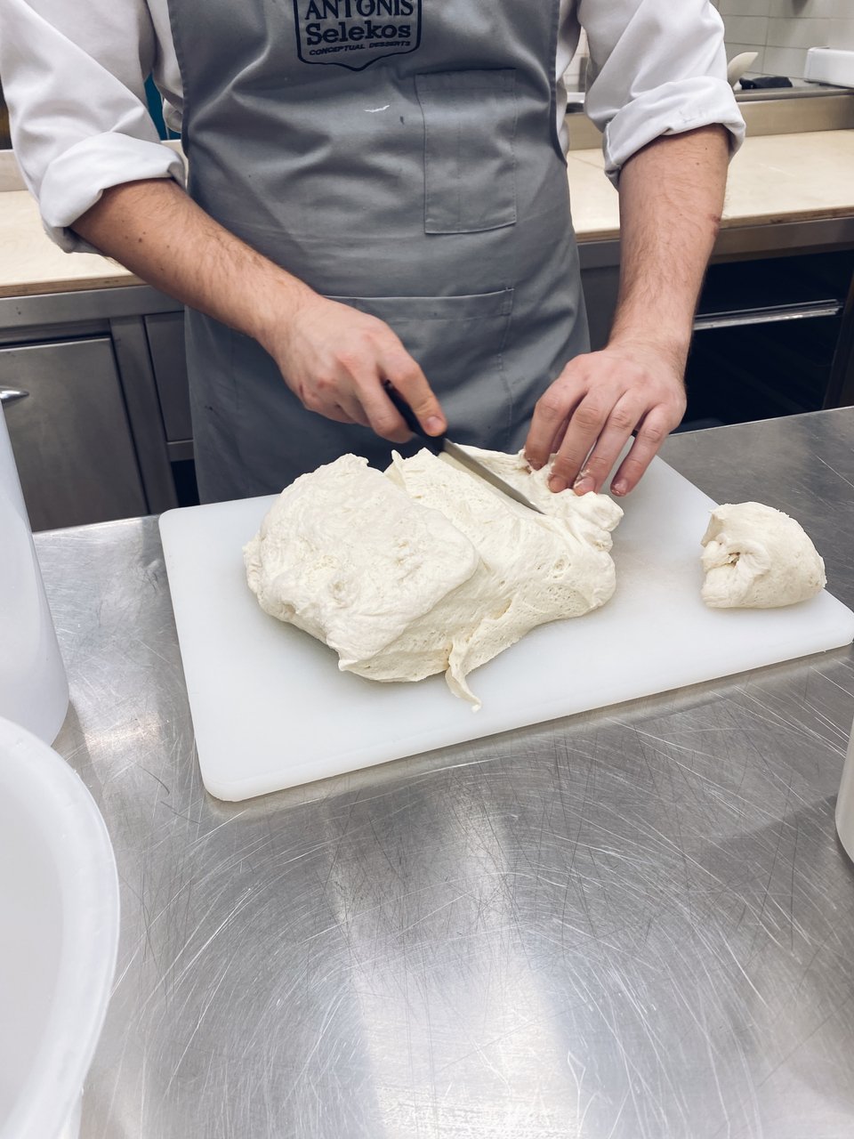 Το βασικό ζυμάρι, ο πυρήνας που κάνει το πανετόνε να φουσκώνει, κόβεται. 