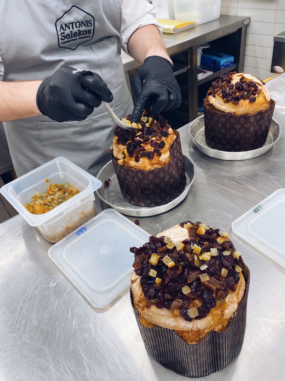 Τα πανετόνα γαρνίρονται με κονφί φρούτων, σταφίδες και κράνμπερι. 