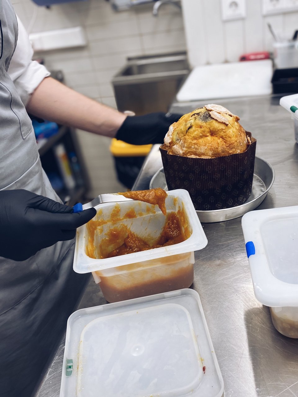 Το πανετόνε γαρνίρεται επί τόπου μπροστά στον πελάτη που περιμένει να το παραλάβει. 