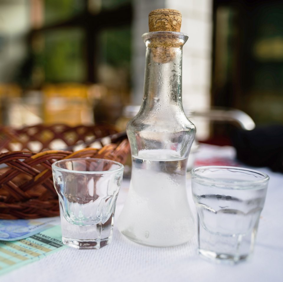 Η πόλη του Βόλου φημίζεται για τα πολλά και καλά τσιπουράδικα με εκλεκτούς μεζέδες / Φωτογραφία: Shutterstock 