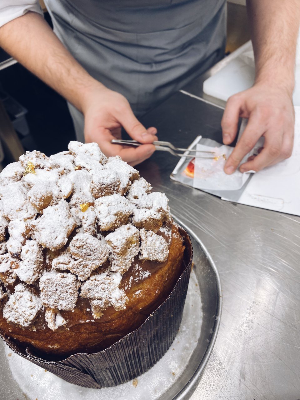Το χριστουγεννιάτικο είναι γαρνιρισμένο με μπισκότα και από πάνω με βρώσιμα φύλλα χρυσού. 