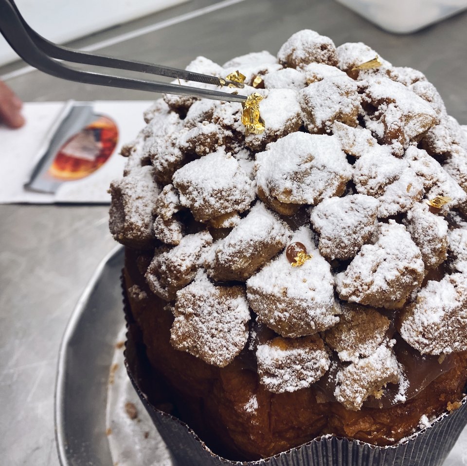 Τα φύλλα χρυσού μπαίνουν με τη λεπτή τσιμπίδα. 