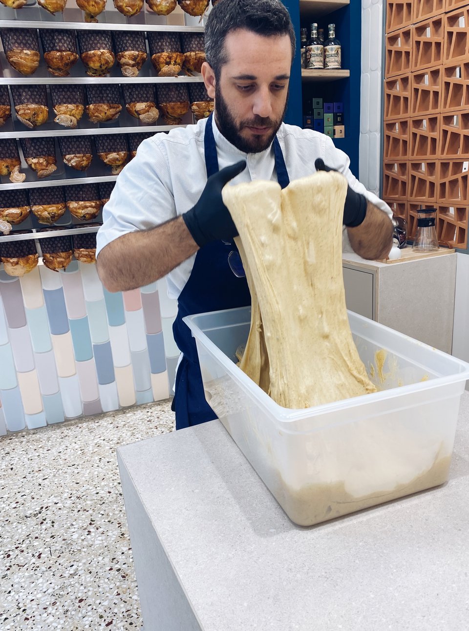 Ο pastry chef Αντώνης Σελέκος κάνει stretching &amp; folding στη ζύμη, μια διαδικασία που γίνεται δύο φορές. 