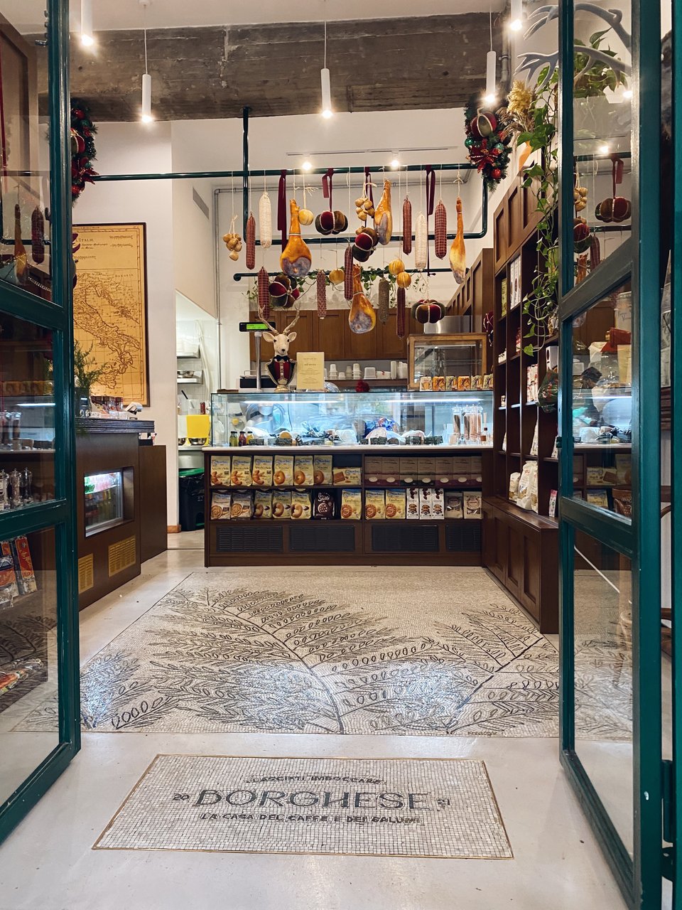 O χώρος του Borghese στην οδό Αρχελάου στο Παγκράτι θυμίζει τα κλασικά γκουρμέ μπακάλικα της Ιταλίας. 