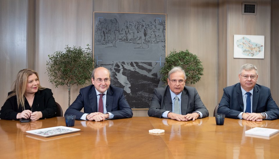 Η Υφυπουργός κα Μαρία Συρεγγέλα, ο Υπουργός κ. Κωστής Χατζηδάκης και,δεξιά στη φωτογραφία,ο Πρόεδρος και ο Διευθύνων Σύμβουλος του Ομίλου HELLENiQ ENERGY κ.κ. Γιάννης Παπαθανασίου και Ανδρέας Σιάμισιης.