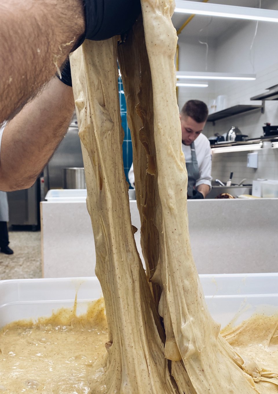 Συνεχή τεντώματα και διπλώματα της ζύμης. 