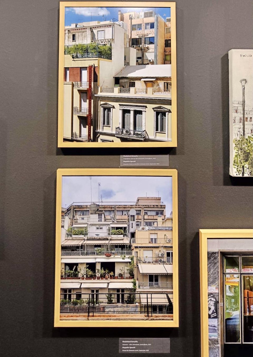 Οι φωτογραφίες της Μαγδαλινής Σγουρίδη, όπως τις περιγράφει η ίδια η αρχιτέκτων:«Προς τη μια πλευρά, το πλυσταριό στο δώμα, το πανωσηκωμα του Γκικα και η πίσω πλευρές των πολυκατοικιών των 70s γράφουν ως ένα παλίμψηστο της πολης.Και απέναντι, το χαος της πολυκατοικίας που προσπαθεί να βγει όσο πιο ψηλά γίνεται, προς τη θέα ή προς το φως. Και όσο πιο ψηλά φτάνει, τόσο περισσότερο διαλύεται το στέρεο. Κριεζώτου & Ζαλοκώστα, Σεπτέμβριος 2022»