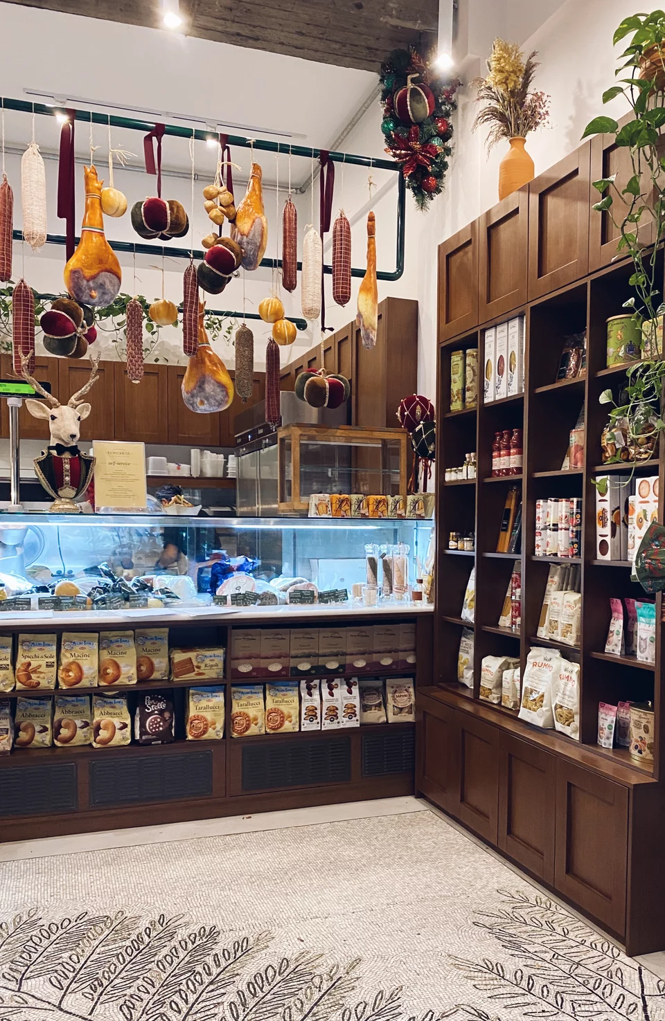 Στα ράφια μπορεί κάποιος να βρει καλά και ψαγμένα ιταλικά προϊόντα: ζυμαρικά, σάλτσες, μπισκότα κ.ά.