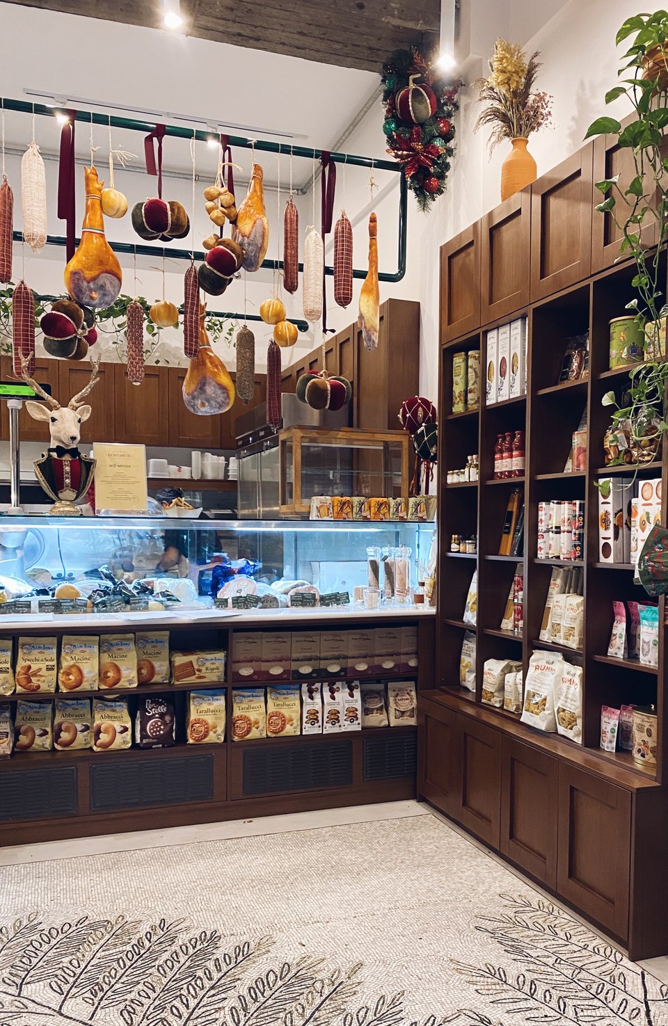 Στα ράφια μπορεί κάποιος να βρει καλά και ψαγμένα ιταλικά προϊόντα: ζυμαρικά, σάλτσες, μπισκότα κ.ά. 