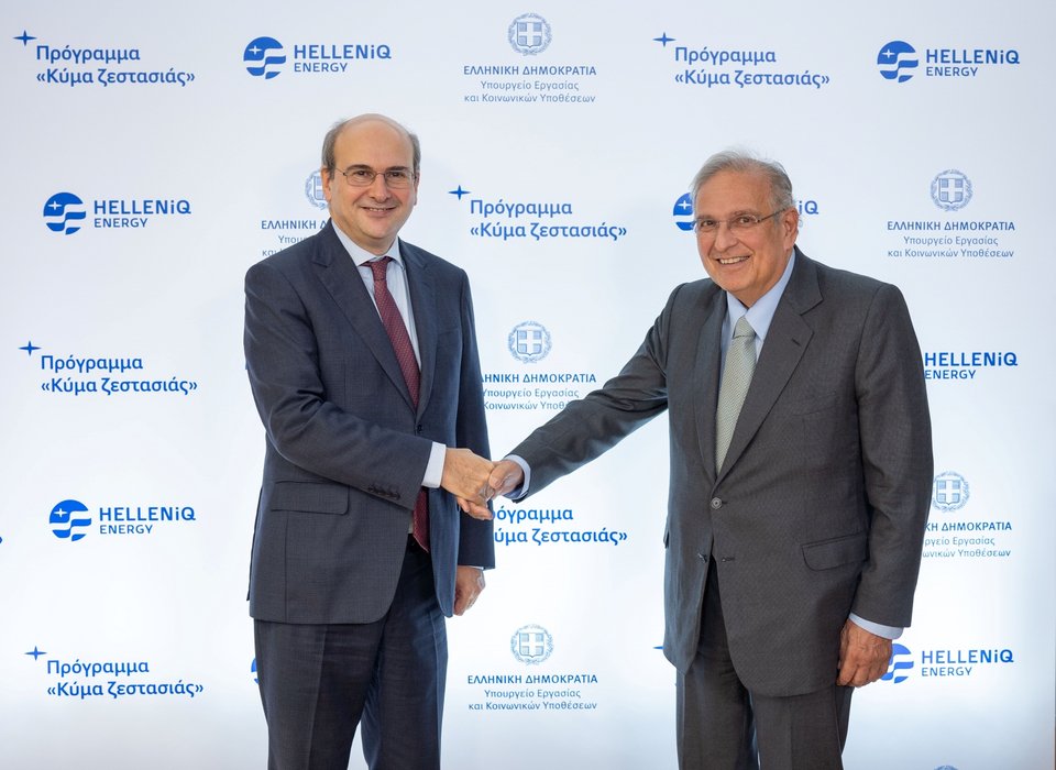 Ο Πρόεδρος του Διοικητικού Συμβουλίου της HELLENiQ ENERGY κ. Γιάννης Παπαθανασίου (στα δεξιά), ανταλλάσσει χειραψία με τον Υπουργό Εργασίας και Κοινωνικών Υποθέσεων κ. Κωστή Χατζηδάκη.