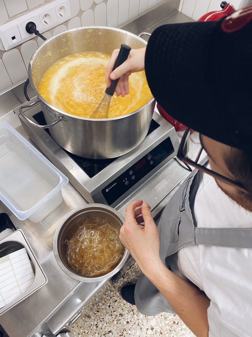 Όλα όσα χρειάζονται για το γαρνίρισμα ή τη γέμιση των πανετόνε φτιάχνονται στο εργαστήριο. 