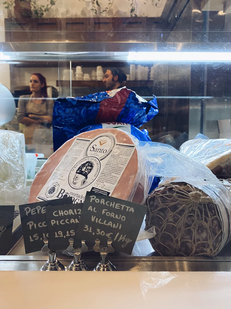 Ιταλικά αλλαντικά και τυριά στο ψυγείο κόβονται επί τόπου για την παρασκευή του σάντουιτς, αλλά διατίθενται για πώληση και για το σπίτι κομμένα σε φέτες ή κομμάτια.