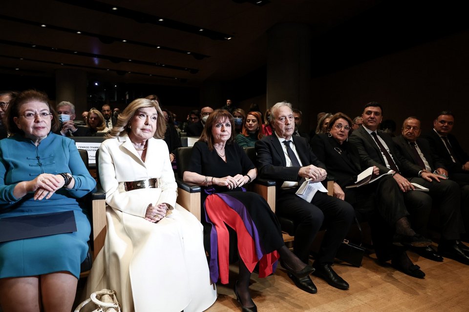 H Πρόεδρος της δημοκρατίας μαζί με την υπουργό Πολιτισμού Λίνα Μενδώνη και την Μαριάννα Βαρδινογιάννη /Φωτογραφία: Eurokinissi