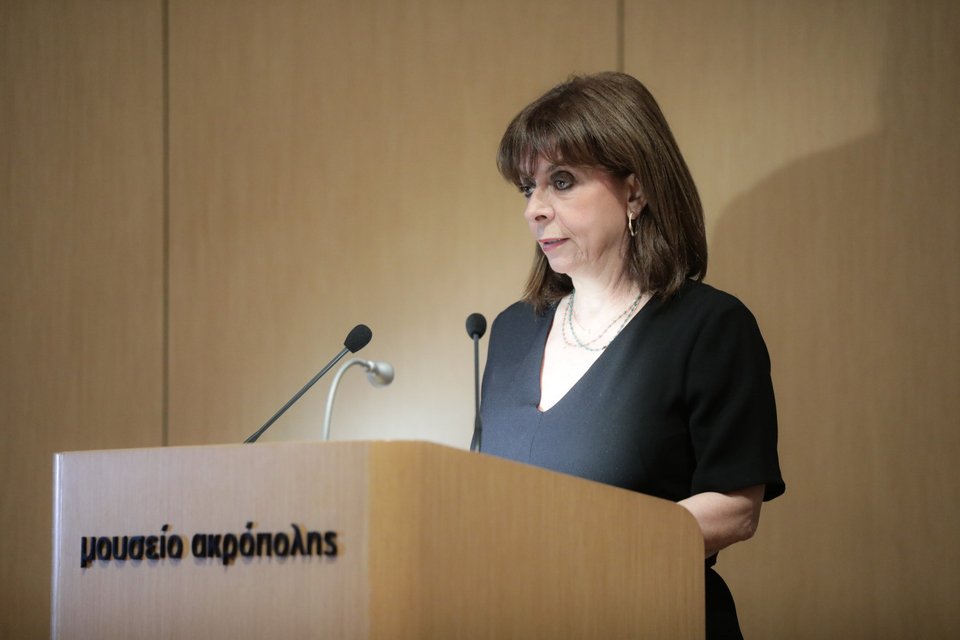 Η Πρόεδρος της Δημοκρατίας μιλώντας στα εγκαίνια της έκθεσης «Ένδυμα Ψυχής» / Φωτογραφία: Eurokinissi