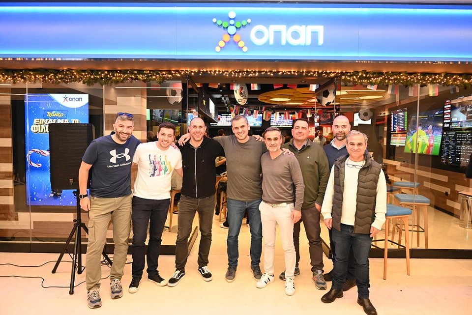  Ο Ηλίας Κατσαρός, Chief Retail Officer του ΟΠΑΠ και ο Βαγγέλης Γκεβέζος, OPAP &amp; Play Stores Sales Director, με την ομάδα πωλήσεων της εταιρείας 