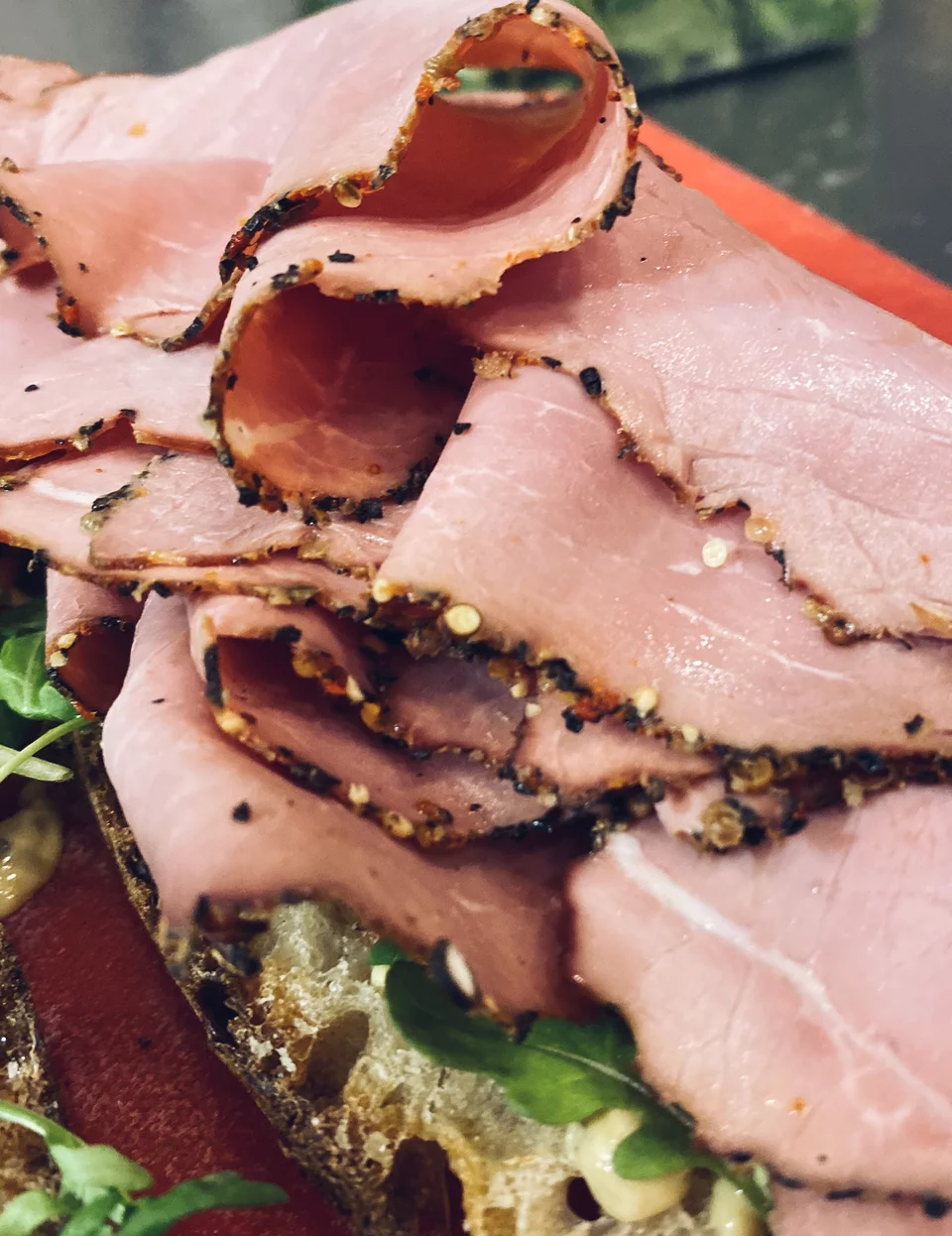 Το παστράμι έρχεται από Έλληνα παραγωγό της Καρδίτσας. Μαζί με τη γαλοπούλα τρούφας, είναι τα μόνα αλλαντικά που δεν έρχονται από την Ιταλία.