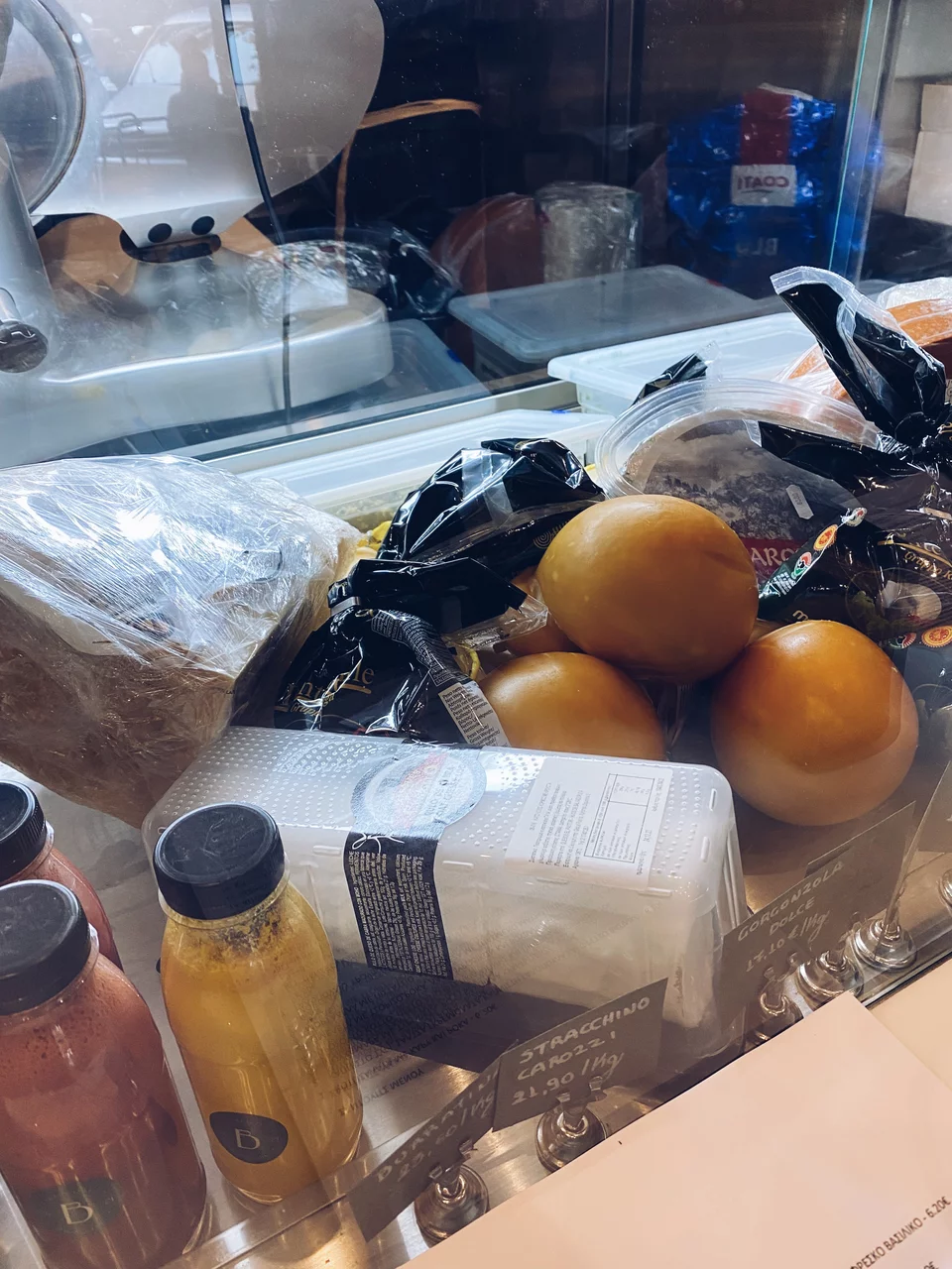 Ο πελάτης μπορεί να αγοράσει τυριά και αλλαντικά αν το επιθυμεί για το σπίτι.