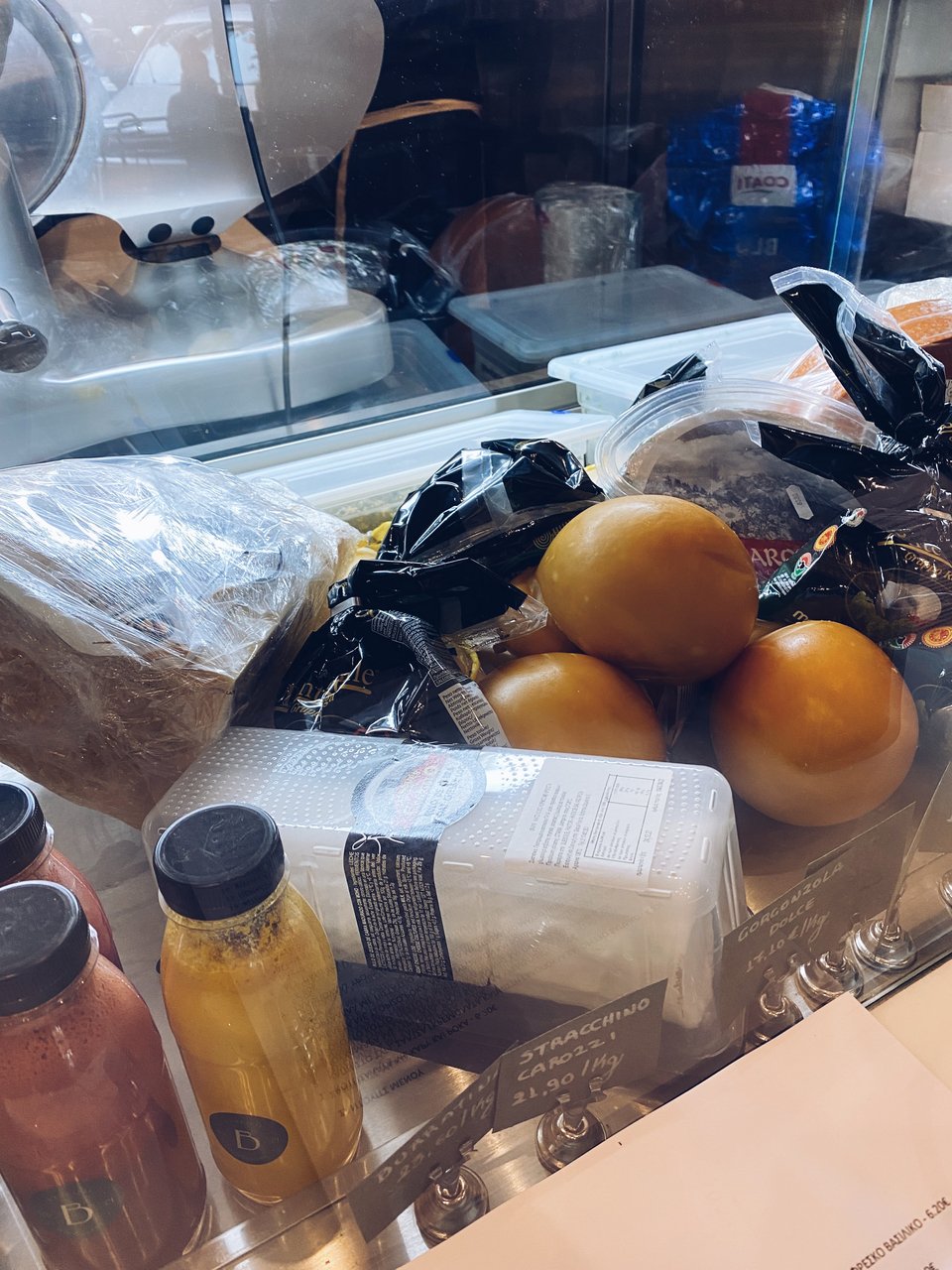 Ο πελάτης μπορεί να αγοράσει τυριά και αλλαντικά αν το επιθυμεί για το σπίτι. 