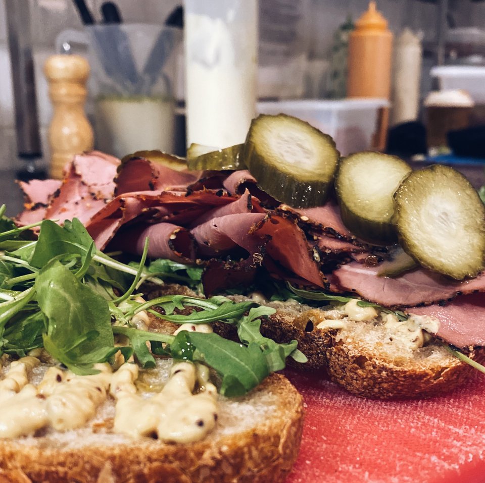 Μπήκαμε στην κουζίνα του Γιώργου Λαϊνά στο Borghese και είδαμε πώς φτιάχνεται το σωστό ιταλικό σάντουιτς. 