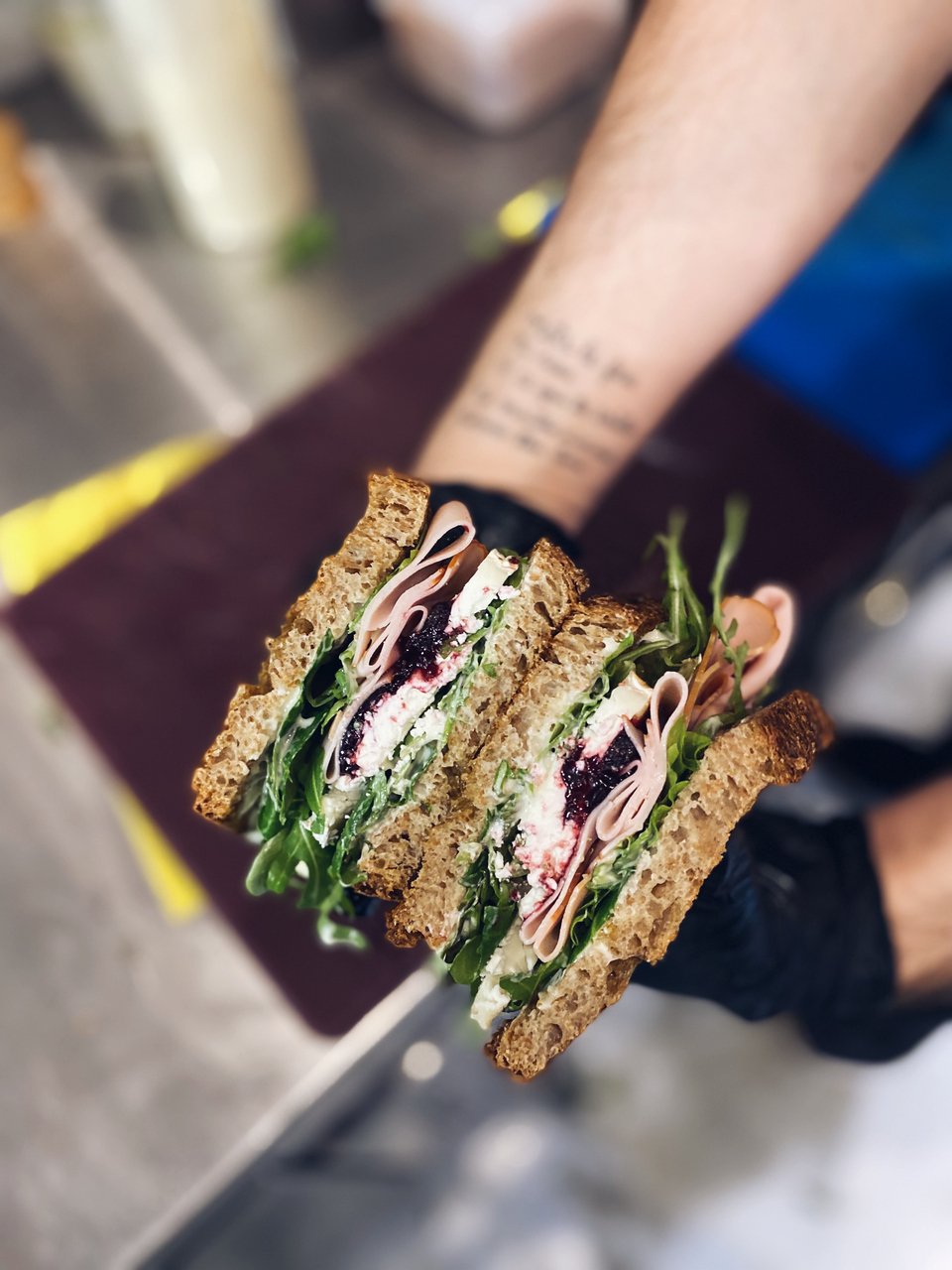 Σάντουιτς με κατσικίσιο τυρί, μαρμελάδα από φρούτα του δάσους, ανάμεικτα φύλλα σαλάτας και καπνιστή γαλοπούλα. 