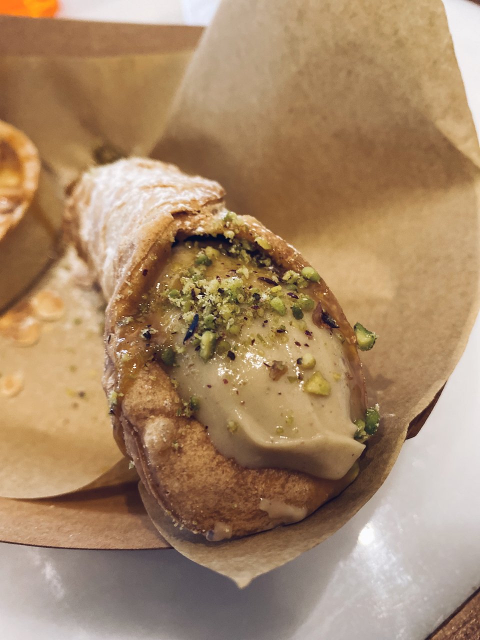 Το ιταλικό κανόλι, μια φλογέρα από τραγανή γλυκιά ζύμη γεμισμένη με μια κρέμα με βάση τη ρικότα. Ένα από τα δύο γλυκά του Borghese.