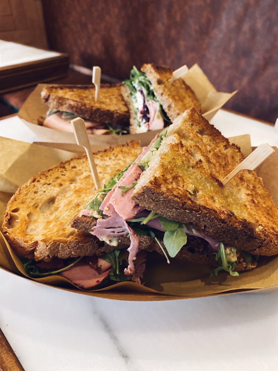 Το τραγανό ψωμί με προζύμι είναι από το Kora Bakery στο Κολωνάκι. 