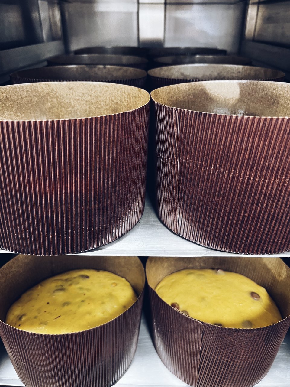 Το ζυμάρι μπαίνει στα χάρτινα φορμάκια για ψήσιμο. 