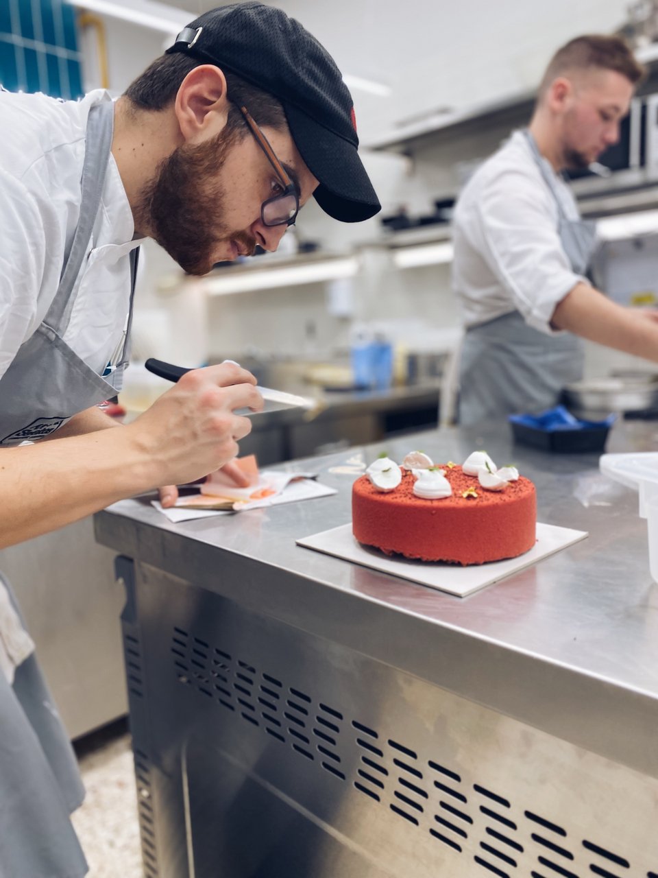 Παράλληλα με τα πανετόνε, στο εργαστήριο του Αντώνη Σελέκου φτιάχνονται επί τόπου και άλλα γλυκά, όπως αυτή η τούρτα. 