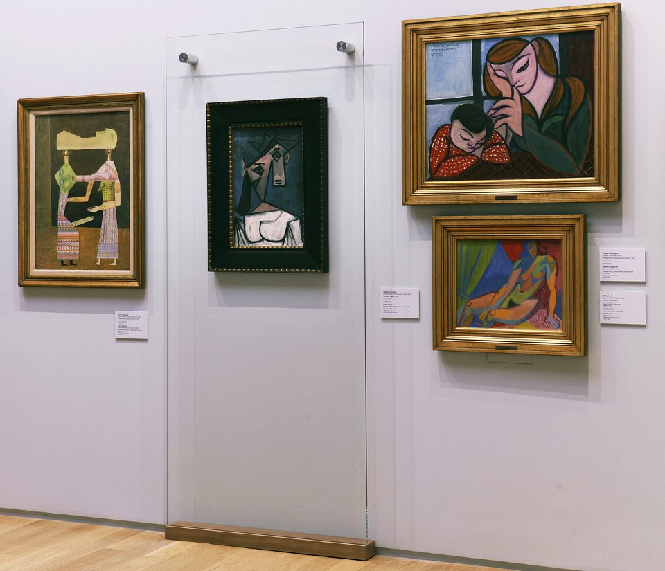 Από αριτερά: Victor Brauner (Piatra Neamtz (Ρουμανία) 1903-Παρίσι 1966) Καθρέφτισμα μελανοφτιαγμένης, 1945. Δωρεά Αλέξανδρου Ιόλα Pablo Picasso (Μάλαγα, Ισπανία 1881-Μουζέν, Γαλλία 1973) Γυναικείο κεφάλι, 1939. Δωρεά του καλλιτέχνη André Fougeron (Παρίσι 1913-Παρίσι 1998) Μητέρα και παιδί με κόκκινη ποδιά, 1944. Δωρεά του καλλιτέχνη André Lhote (Μπορντώ 1885-Παρίσι 1962) Γυμνό που αναπαύεται, πριν το 1949. Δωρεά του καλλιτέχνη