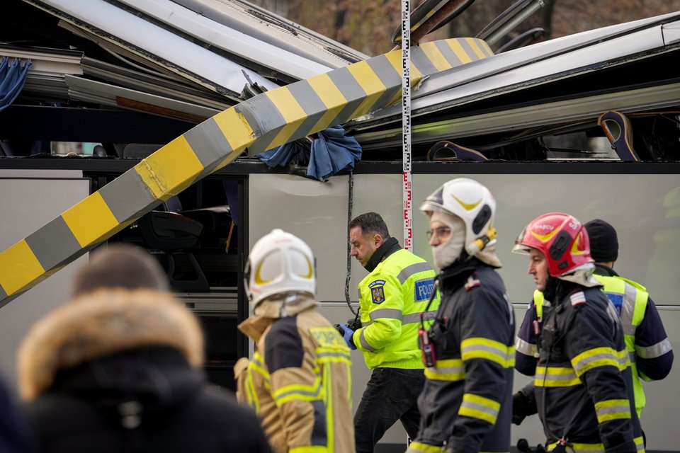 το σημείο του δυστυχήματος στη Ρουμανία, με το τουριστικό λεωφορείο