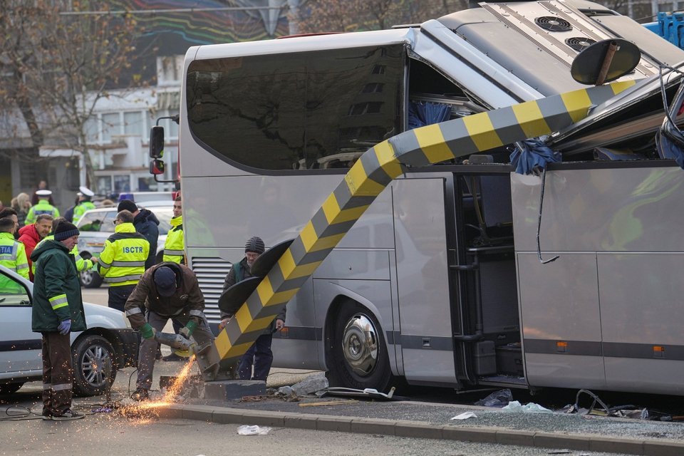 το σημείο του δυστυχήματος στη Ρουμανία, με το τουριστικό λεωφορείο