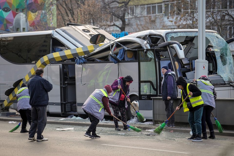 το σημείο του δυστυχήματος στη Ρουμανία, με το τουριστικό λεωφορείο