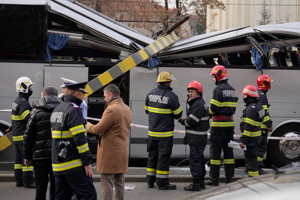 το σημείο του δυστυχήματος στη Ρουμανία, με το τουριστικό λεωφορείο