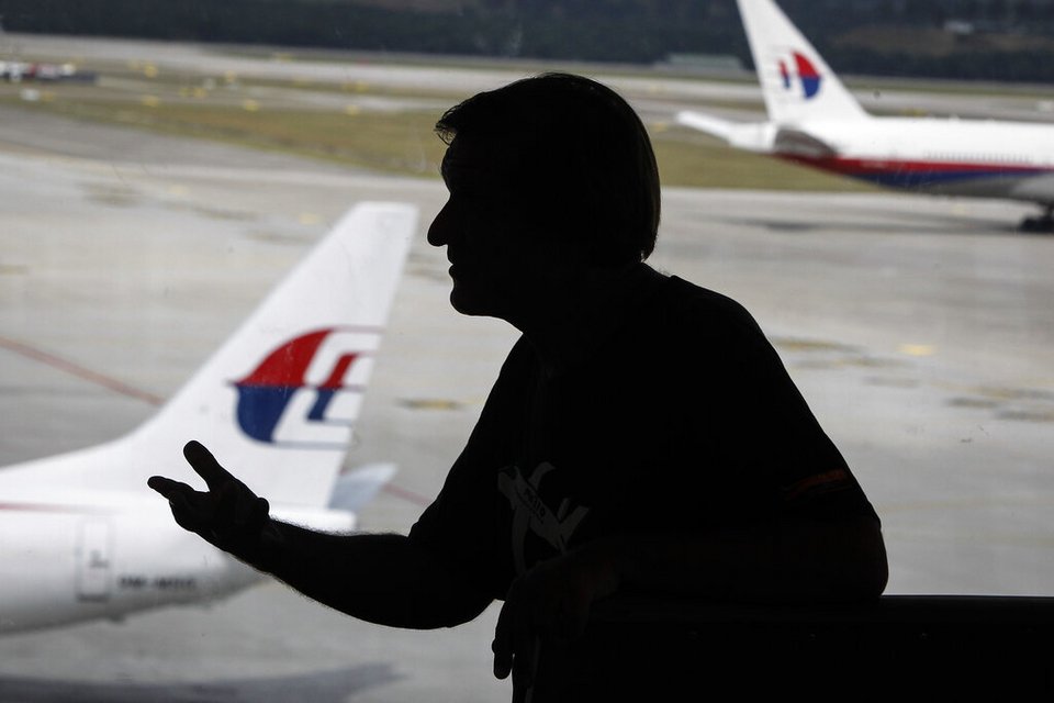 Η σιλουέτα του Blaine Gibson μπροστά στα αεροπλάνα της Malaysia Airlines κατά τη διάρκεια συνέντευξης στο Associated Press στο Διεθνές Αεροδρόμιο της Κουάλα Λουμπούρ