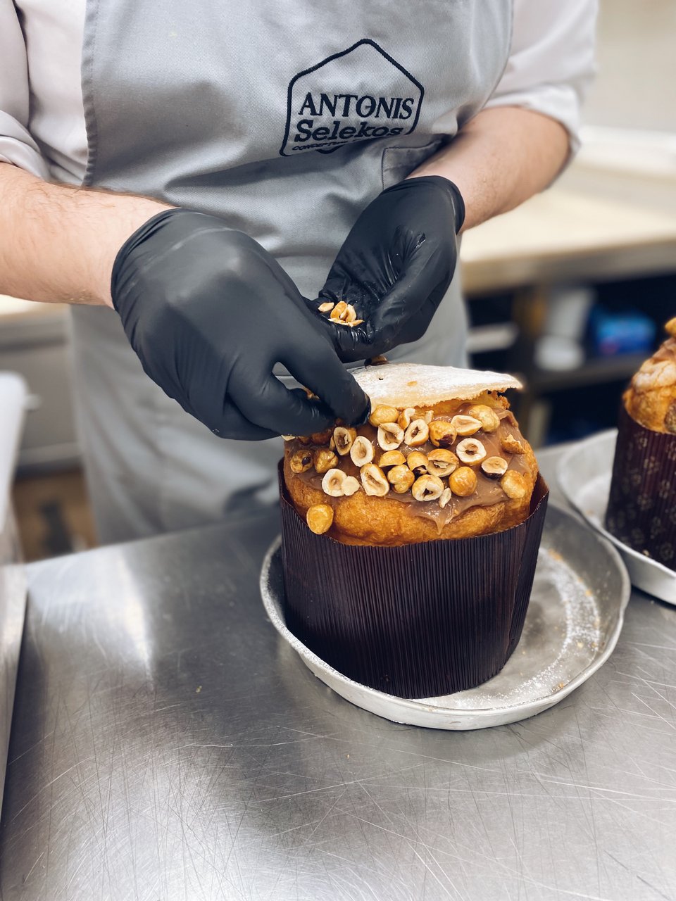 Τα πανετόνε γαρνίρονται επί τόπου, μπροστά στον πελάτη. 