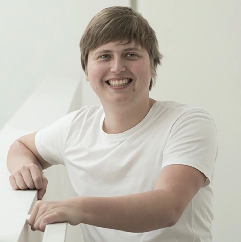 Ο Callum Negus-Fancey ίδρυσε την Verve, μια εταιρεία που συνδύαζε εισιτήρια μουσικών φεστιβάλ με διαμονή σε πολυτελή θέρετρα.  