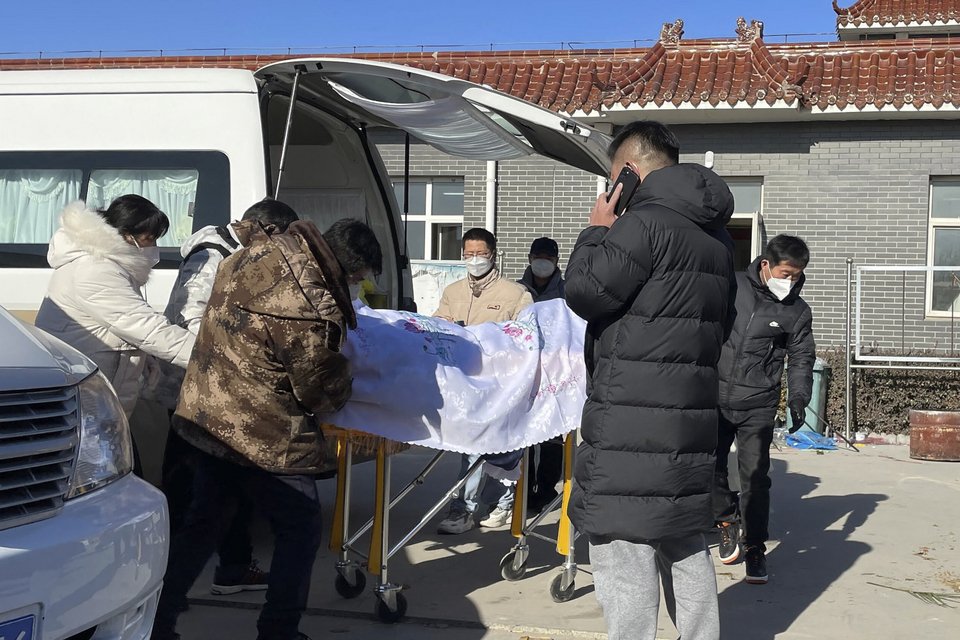 Mεταφορά της σορού θύματος της Covid-19 σε αποτεφρωτήριο της επαρχίας Χεμπέι, στην Κίνα / Φωτογραφία: AP Photo