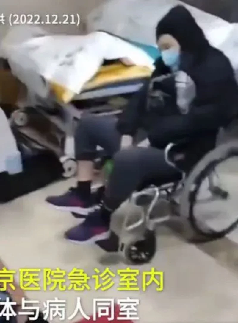 Τρομακτικές εικόνες με ασθενείς σε αμαξίδια δίπλα στις σορούς θυμάτων σε νοσοκομείο της Κίνας 