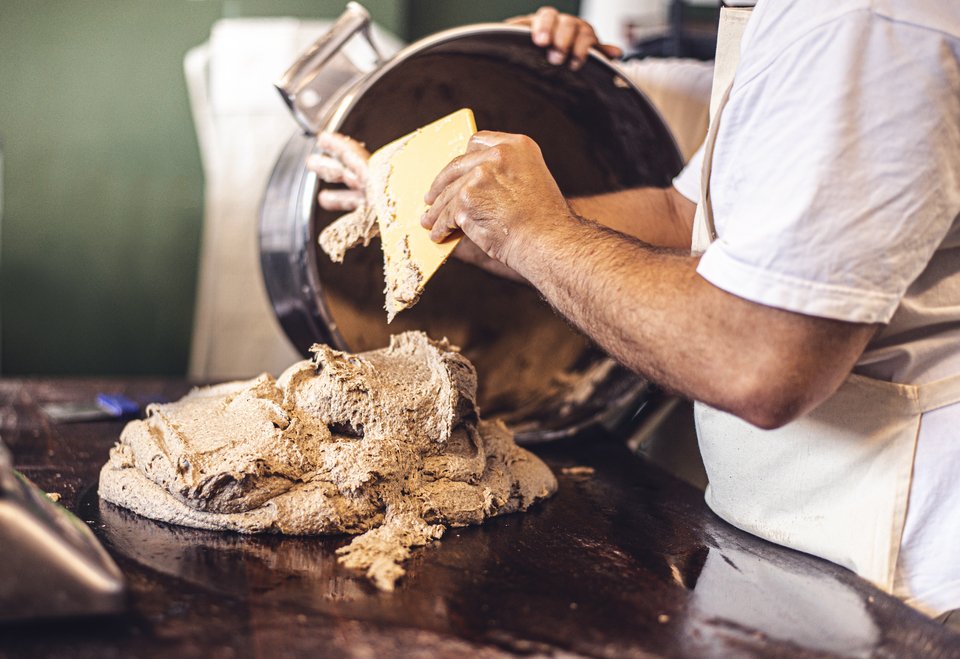 Η διαδικασία παραγωγής στο Betty's Bakery είναι η παραδοσιακή, που χρησιμοποιεί βιολογικό αλεύρι χωρίς πρόσθετα, συντηρητικά και ζάχαρη.