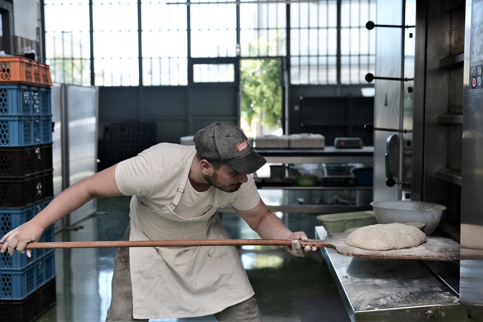 Τα καρβέλια από προζύμι μπαίνουν στον φούρνο για ψήσιμο. 