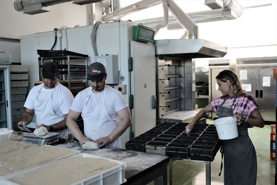 Ένα από τα τελικά στάδια παραγωγής, πριν το ζυμάρι μπει στα φορμάκια για ψήσιμο.